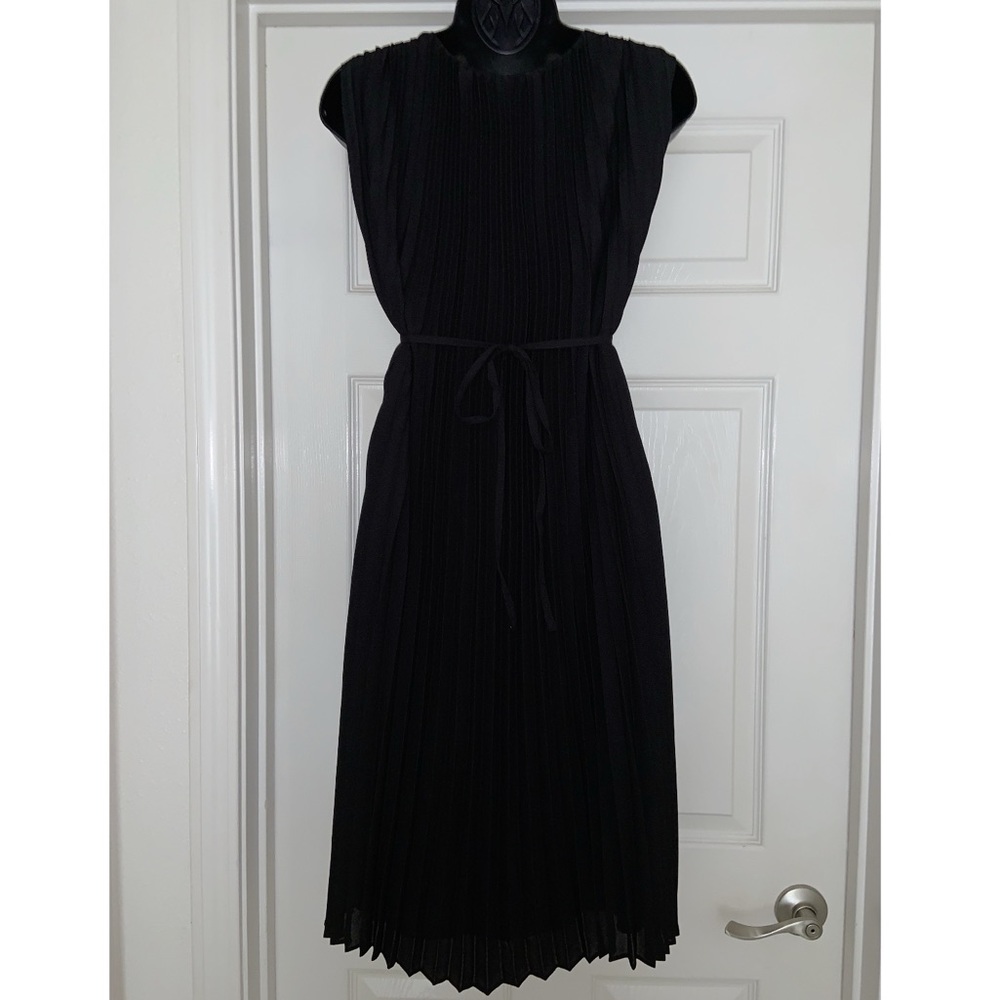 Max Studio V-neck pleated shift dress –– NWT